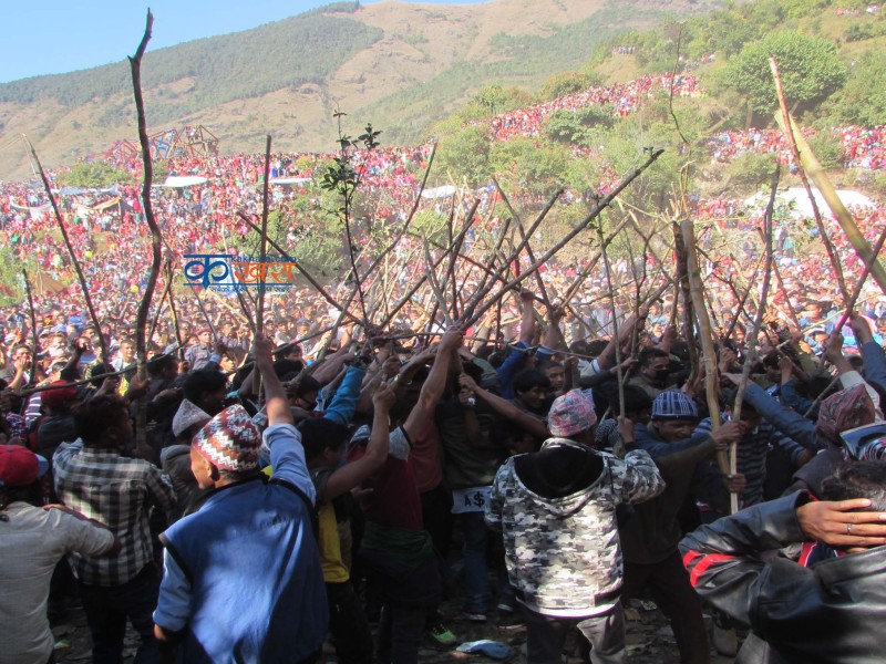 दैवि शक्ति जोगाउन नाचिने अनौठो लठ्ठी अर्थात सगाल नाच (फोटो फिचर)